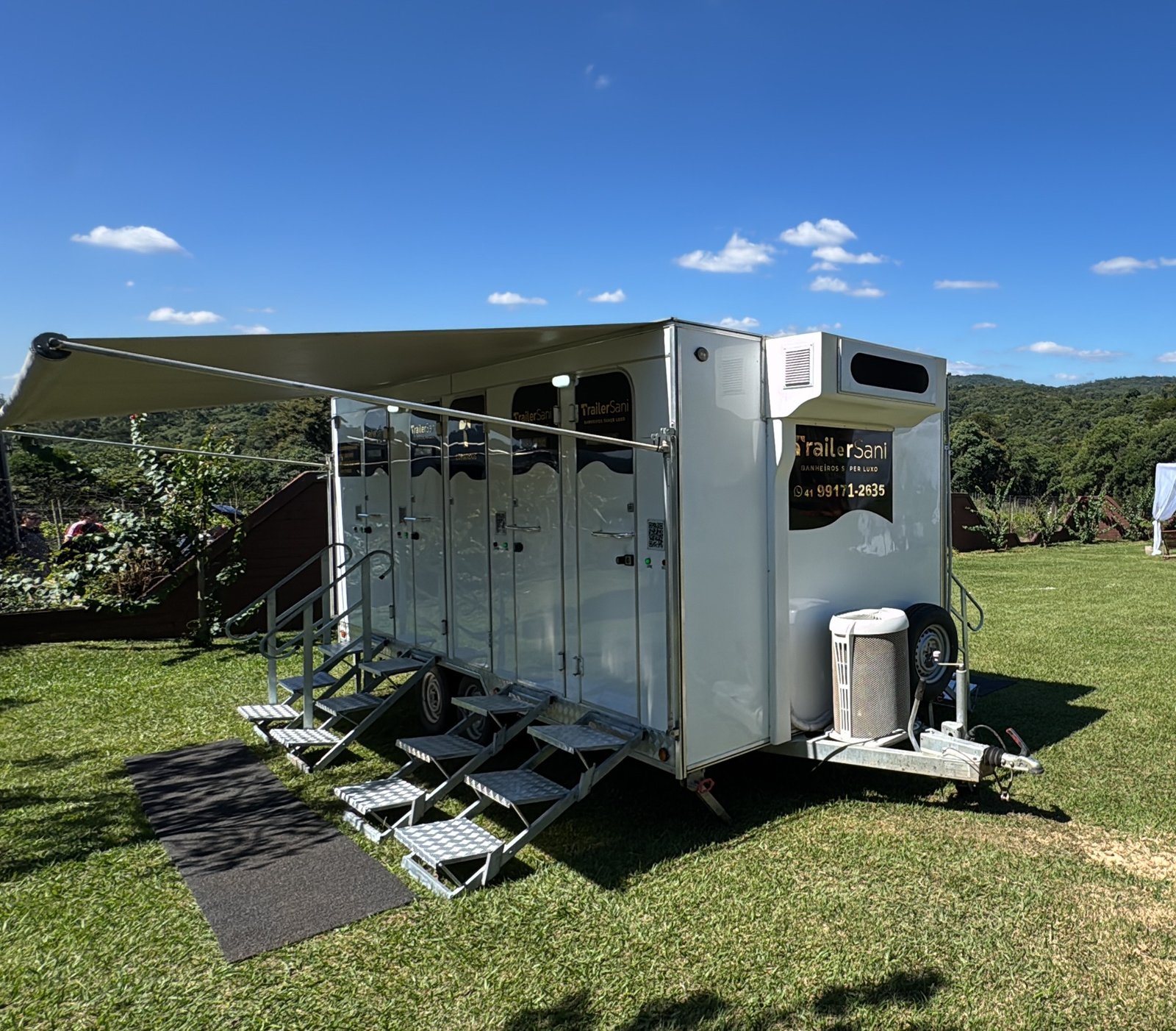 Trailer sanitário premium para eventos